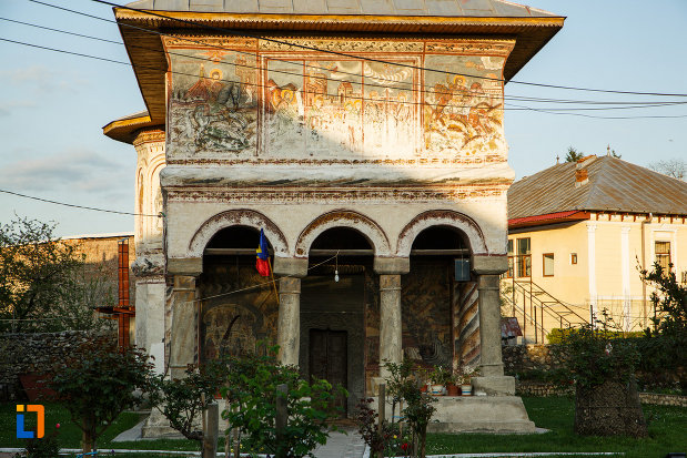coloanele-frontale-de-la-biserica-veche-intrarea-in-biserica-din-horezu-judetul-valcea.jpg