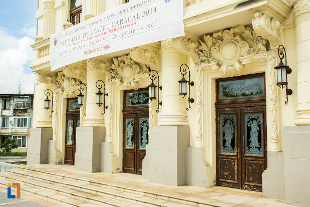 coloanele-frontale-de-la-teatrul-national-din-caracal-judetul-olt.jpg