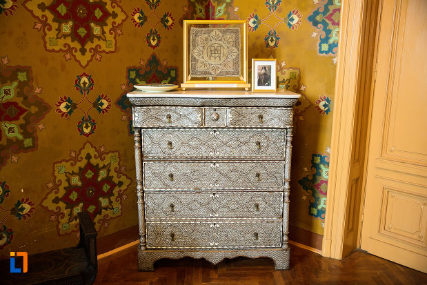 comoda-antica-cu-sertare-muzeul-de-arta-si-arta-populara-palatul-marincu-din-calafat-judetul-dolj.jpg