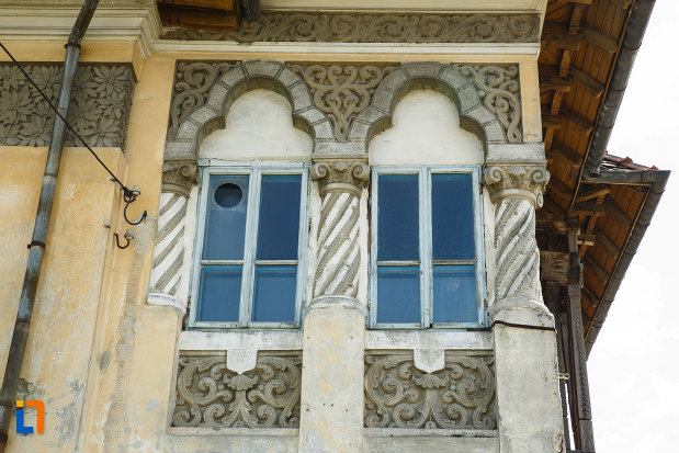conacul-din-babeni-judetul-valcea-ferestre-cu-coloane-spiralate.jpg