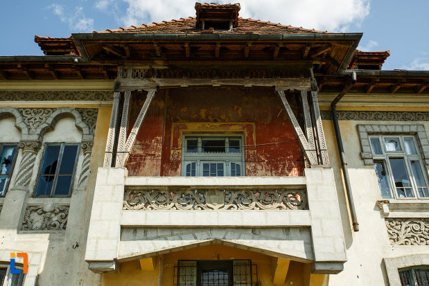 conacul-din-babeni-judetul-valcea-imagine-cu-balconul.jpg