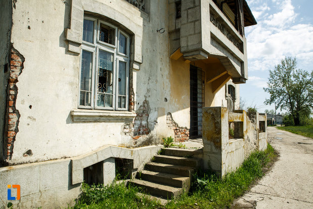 conacul-din-babeni-judetul-valcea-imagine-cu-intrarea.jpg