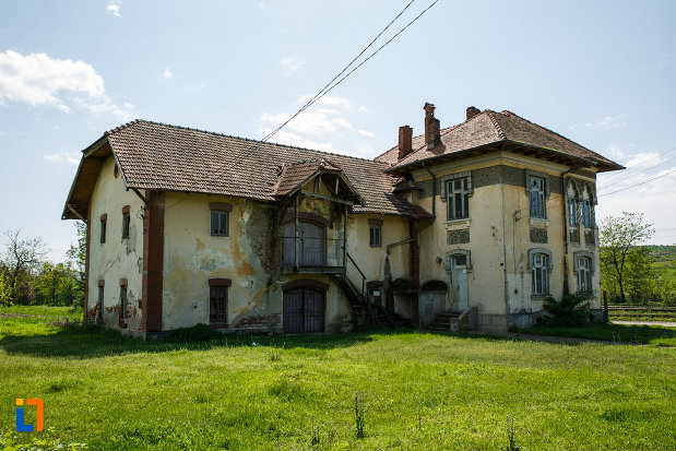 conacul-din-babeni-judetul-valcea-vazut-din-spate.jpg