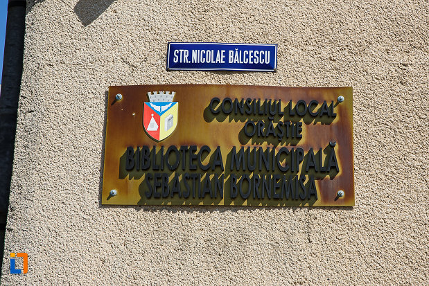 consiliul-local-biblioteca-municipala-din-orastie-judetul-hunedoara-placuta-cu-institutiile-care-functioneaza-in-cladire.jpg