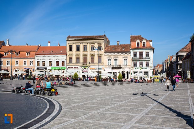 constructie-din-piata-sfatului-din-brasov-judetul-brasov.jpg