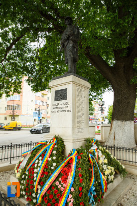 cortoane-depuse-la-monumentul-eroilor-de-la-1916-1918-din-panciu-judetul-vrancea.jpg