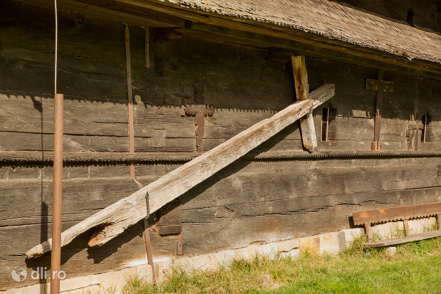 cruce-de-la-biserica-de-lemn-sfintii-arhangheli-mihail-si-gavril-din-surdesti-judetul-maramures.jpg