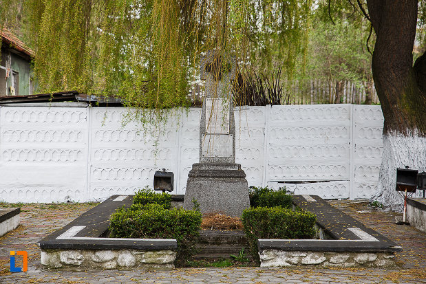 cruce-de-piatra-aflata-la-cimitirul-eroilor-din-lupeni-judetul-hunedoara.jpg