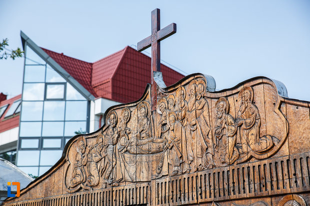 cruce-din-lemn-de-la-biserica-adormirea-maicii-domnului-a-fostei-manastiri-valeni-1680-din-valenii-de-munte-judetul-prahova.jpg