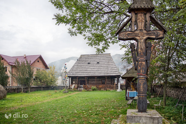 cruce-din-lemn-din-muzeul-taranesc-din-dragomiresti-judetul-maramures.jpg