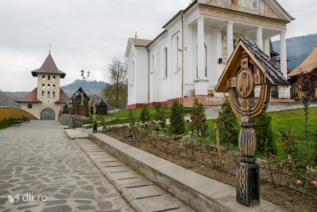 cruce-din-lemn-manastirea-adormirea-maicii-domnului-din-moisei-judetul-maramures.jpg