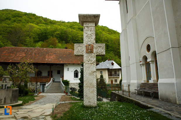 cruce-din-piatra-manastirea-turnu-din-pausa-judetul-valcea.jpg