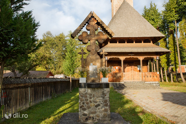 cruce-exterioara-de-la-biserica-de-lemn-din-ocna-sugatag-judetul-maramures.jpg