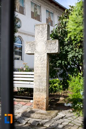 cruce-inscriptionata-biserica-intrarea-in-biserica-a-maicii-domnului-sf-trei-ierarhi-alba-sau-a-judetului-1632-din-targoviste-judetul-dambovita.jpg