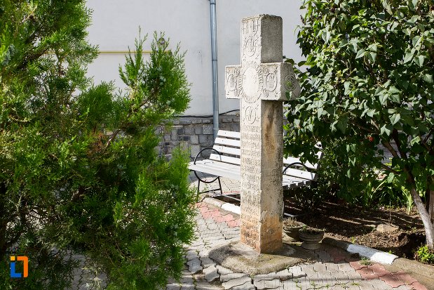 cruce-langa-biserica-intrarea-in-biserica-a-maicii-domnului-sf-trei-ierarhi-alba-sau-a-judetului-1632-din-targoviste-judetul-dambovita.jpg