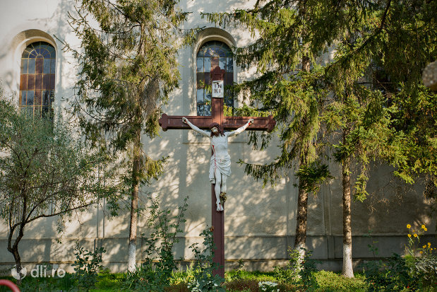 cruce-langa-biserica-romano-catolica-din-sacueni-judetul-bihor.jpg