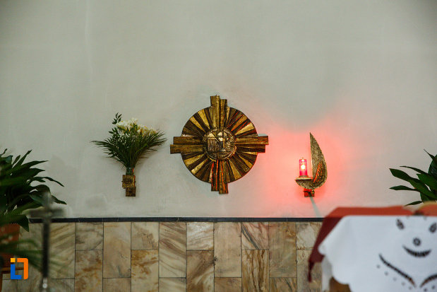 cruce-si-flori-aflate-in-biserica-sf-anton-din-ramnicu-valcea-judetul-valcea.jpg