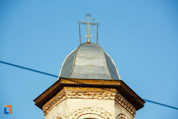 crucea-de-pe-biserica-veche-intrarea-in-biserica-din-horezu-judetul-valcea.jpg