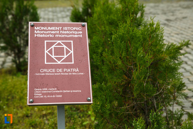 crucea-de-piatra-de-la-arhiepiscopia-ramnicului-din-ramnicu-valcea-judetul-valcea-monument-istoric.jpg