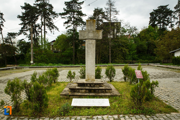 crucea-de-piatra-de-la-arhiepiscopia-ramnicului-din-ramnicu-valcea-judetul-valcea.jpg