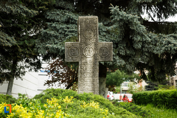 crucea-de-piatra-din-ramnicu-valcea-judetul-valcea.jpg