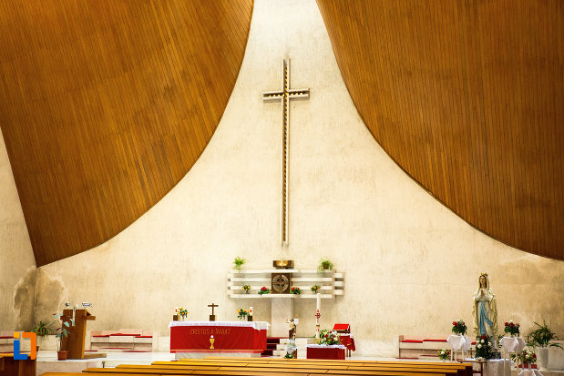crucea-din-biserica-romano-catolica-neprihanita-zamislire-din-orsova.jpg