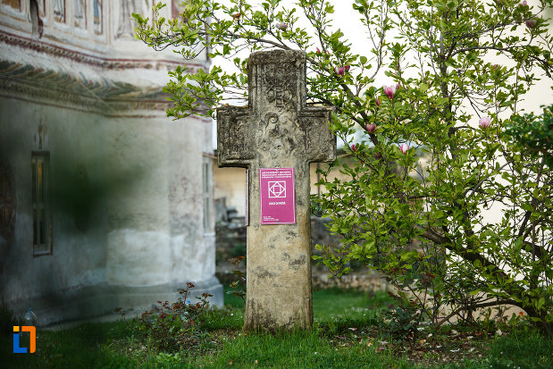 crucea-sculptata-de-la-biserica-veche-intrarea-in-biserica-din-horezu-judetul-valcea.jpg