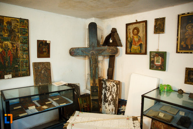 cruci-si-icoane-expuse-la-biserica-muzeu-sf-ilie-biserica-noua-din-dragasani.jpg