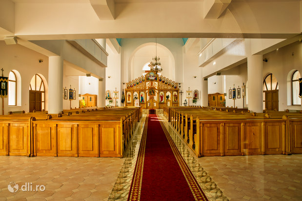 culoar-catre-altar-in-biserica-sf-dumitru-din-tarsolt-judetul-satu-mare.jpg