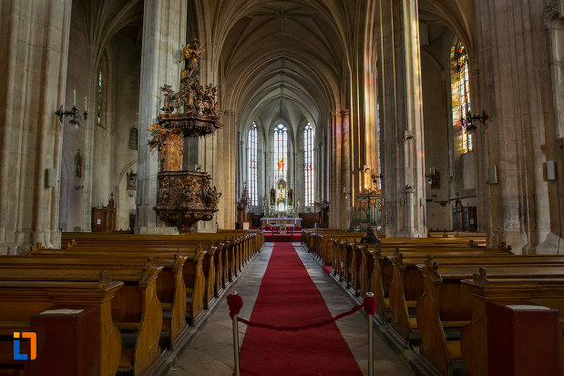 culoar-cu-banci-biserica-sfantul-mihail-din-cluj-napoca-judetul-cluj.jpg