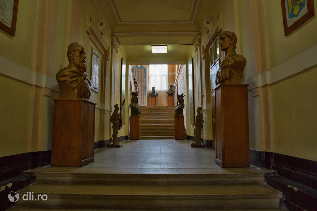 culoar-cu-statui-muzeul-militar-din-oradea-judetul-bihor.jpg