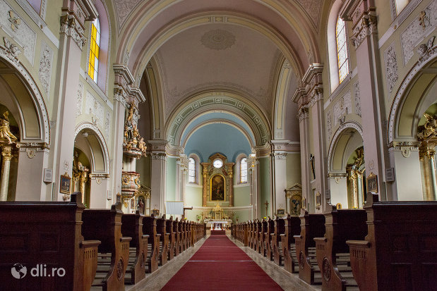 culoar-din-biserica-romano-catolica-coborarea-sfantului-duh-din-oradea-judetul-bihor.jpg