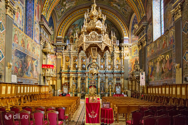 culoar-din-catedrala-ortodoxa-adormirea-maicii-domnului-biserica-cu-luna-din-oradea-judetul-bihor.jpg