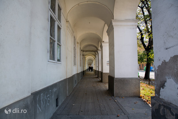 culoar-din-cladire-canonicilor-din-oradea-judetul-bihor.jpg