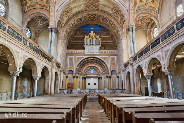 culoar-din-sinagoga-bd-independentei-din-oradea.jpg