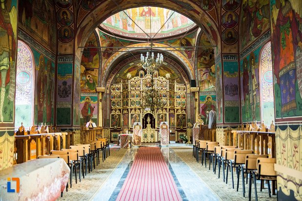 culoar-interior-biserica-sf-nicolae-din-buzau-judetul-buzau.jpg