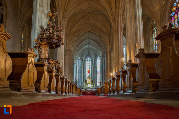culoar-interior-biserica-sfantul-mihail-din-cluj-napoca-judetul-cluj.jpg
