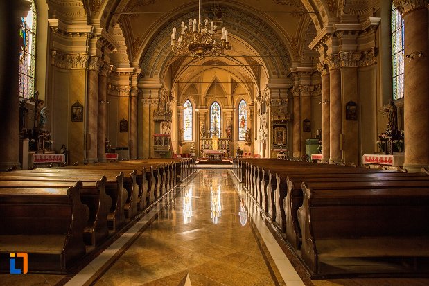 culoar-interior-din-biserica-romano-catolica-din-brasov-judetul-brasov.jpg