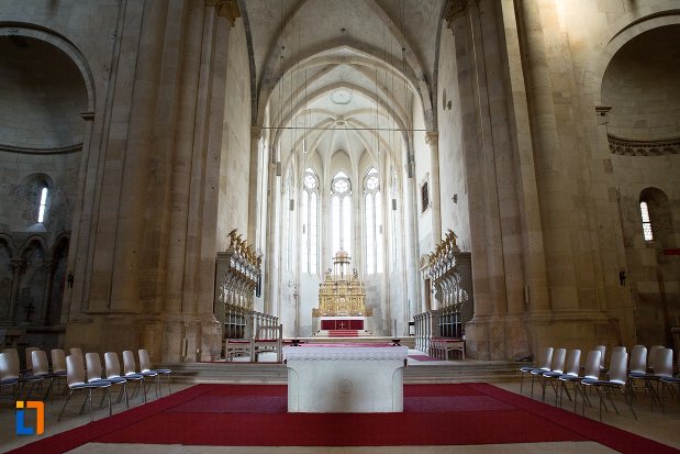 culoar-spre-altarul-din-catedrala-romano-catolica-sfantul-mihail-din-alba-iulia-judetul-alba.jpg