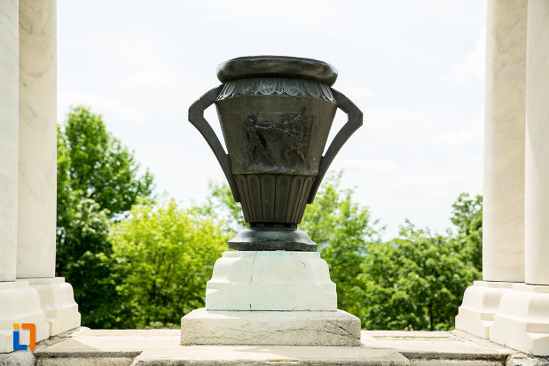 cupa-de-la-monumentul-eroilor-din-primul-razboi-mondial-din-drobeta-turnu-severin-judetul-mehedinti.jpg