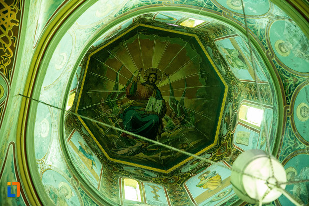 cupola-cu-pictura-si-vitralii-biserica-sf-nicolae-din-slatina-judetul-olt.jpg