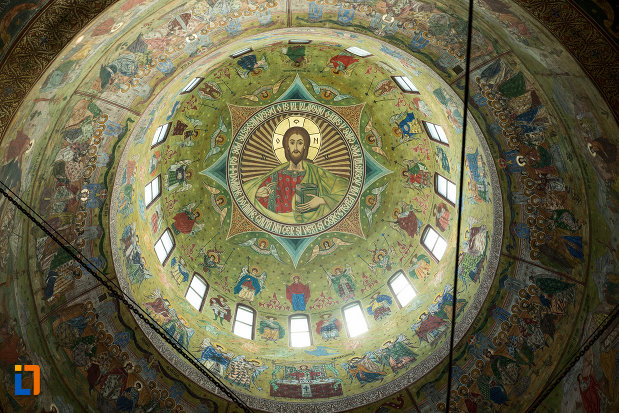 cupola-cu-vitralii-catedrala-ortodoxa-sf-gheorghe-din-tecuci-judetul-galati.jpg