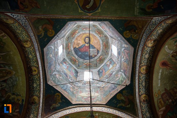 cupola-din-biserica-adormirea-maicii-domnului-mavrodolu-din-pitesti-judetul-arges.jpg