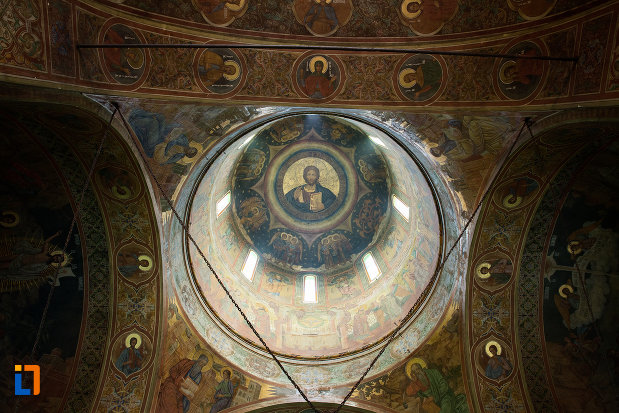 cupola-din-biserica-sf-apostoli-si-sf-gheorghe-din-caracal-judetul-olt.jpg