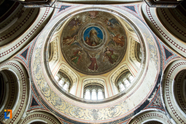 cupola-din-mausoleul-familiei-filisanu-din-filiasi-judetul-dolj.jpg