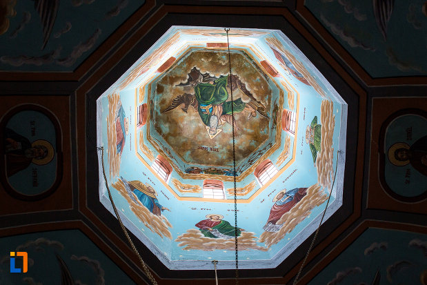 cupola-iluminata-biserica-sf-voievozi-din-pucioasa-judetul-dambovita.jpg