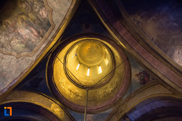 cupola-si-vitralii-din-biserica-sf-voievozi-din-targu-jiu-judetul-gorj.jpg