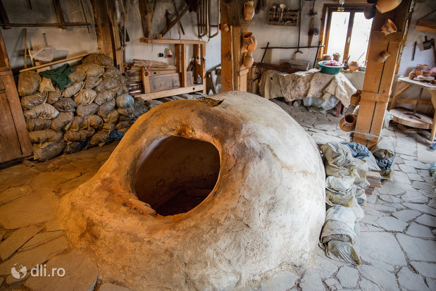 cuptor-de-500-de-ani-ceramica-sacel-judetul-maramures.jpg