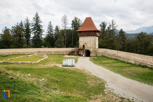 curte-de-la-cetatea-rasnov-judetul-brasov.jpg