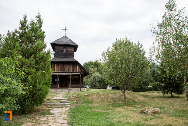 curtea-cu-biserica-de-lemn-sf-nicolae-1748-din-slobozia-judetul-ialomita.jpg